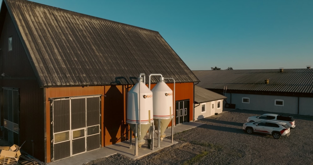 lada med mikrofibersilos. Två bilar står utanför.