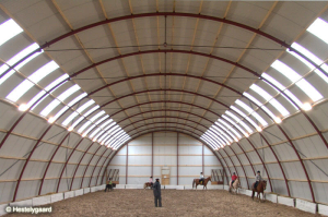 en stor rundbågehall som används för ponyridning