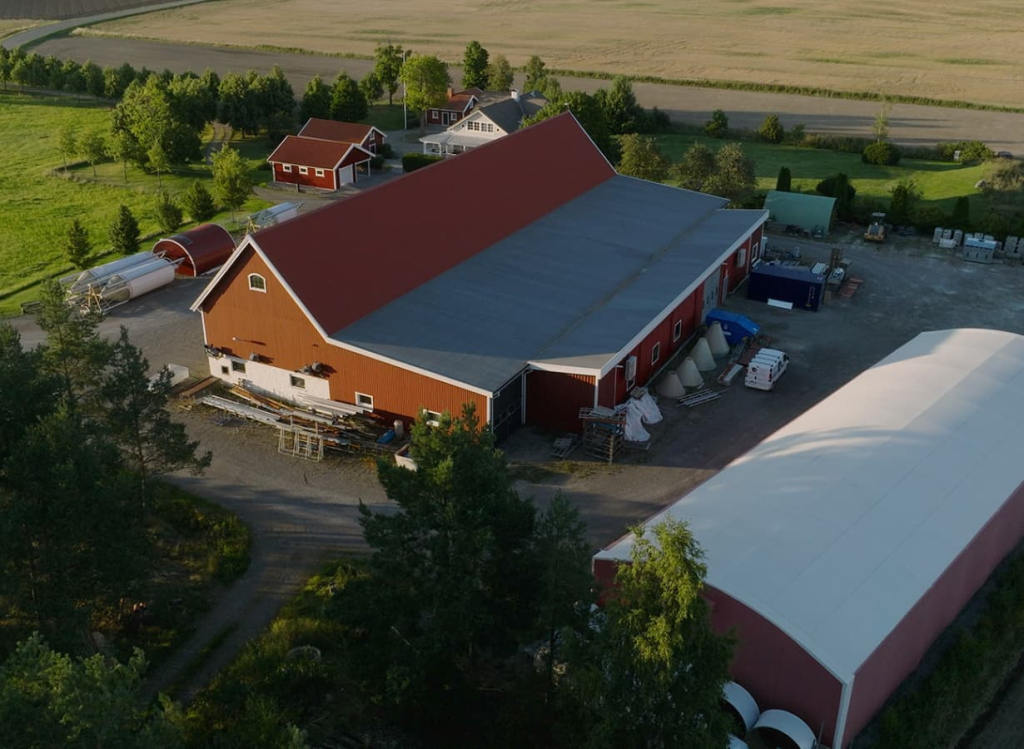 Ladugård och hus omringade av fält