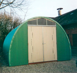 en liten rundbågehall med stängd port