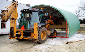 en traktor transporterar en rundbågehall