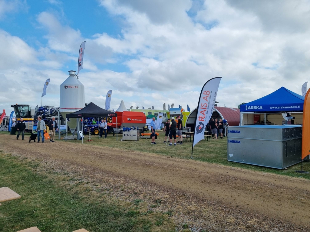 Rais ABs monter på en mässa utomhus.