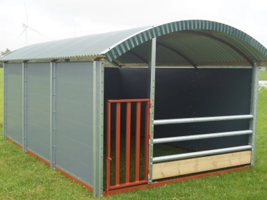 utsidan av en kalvhydda med front