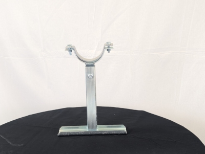 Hopsamlingsrör på svart bord framför en vit duk