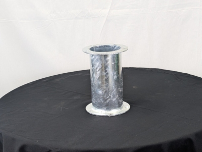 Hopsamlingsrör på svart bord framför en vit duk