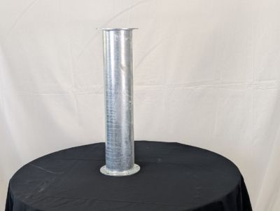 Hopsamlingsrör på svart bord framför en vit duk