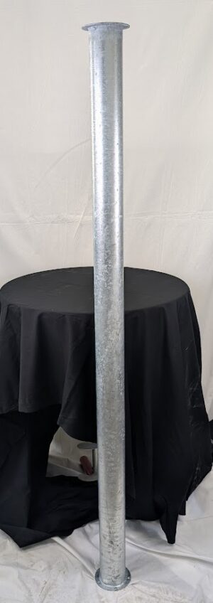 Hopsamlingsrör framför svart bord framför en vit duk