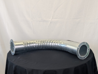 Hopsamlingsrör på svart bord framför en vit duk