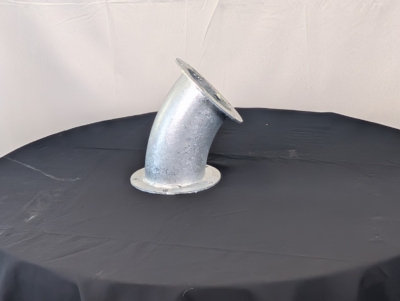 Hopsamlingsrör på svart bord framför en vit duk