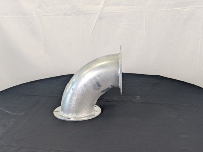 Hopsamlingsrör på svart bord framför en vit duk