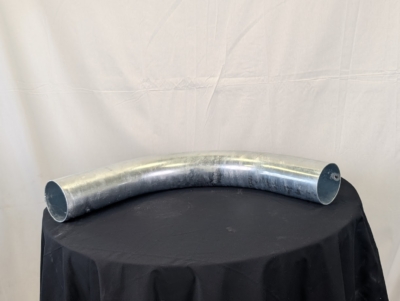 Hopsamlingsrör på svart bord framför en vit duk