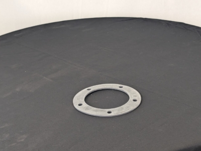 Hopsamlingsrör på svart bord framför en vit duk