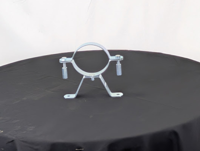 Väggfäste på svart bord framför en vit duk