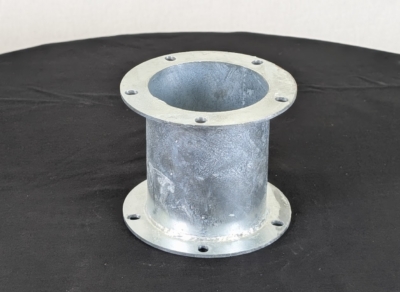 Hopsamlingsrör på svart bord framför en vit duk