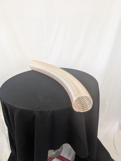 flexibel slang på svart bord