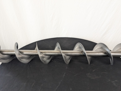 Spiral för vinkelväxel på ett svart bord framför vit duk.