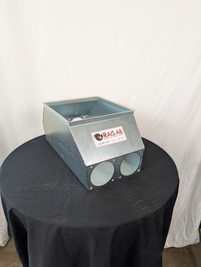 En skruvkupa på ett svart bord framför en vit duk.