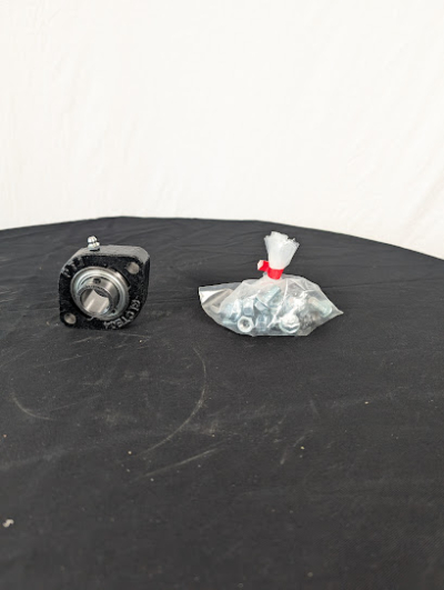 En påse med ändlager på ett svart bord framför vit duk.