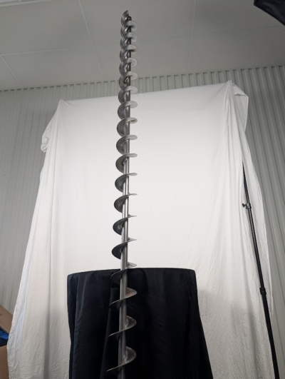 Spiral 3 meter på ett svart bord framför en vit duk.