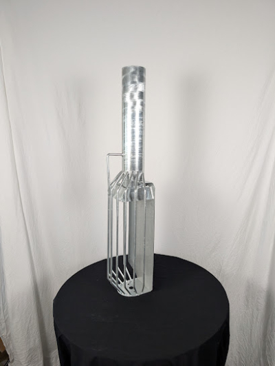 Skyddskorg på ett svart bord framför en vit duk.