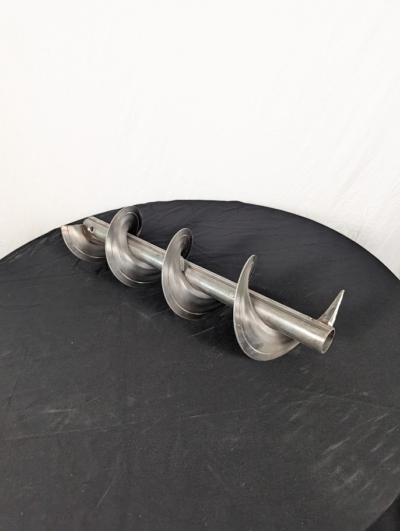 Spiral 1 meter på ett svart bord framför en vit duk.