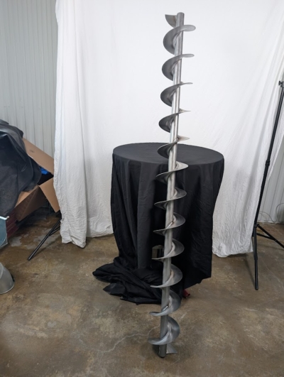 Spiral 2 meter på ett svart bord framför en vit duk.