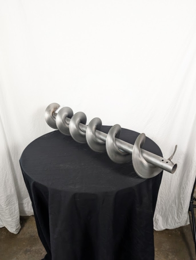 Spiral 1 meter på ett svart bord framför en vit duk.