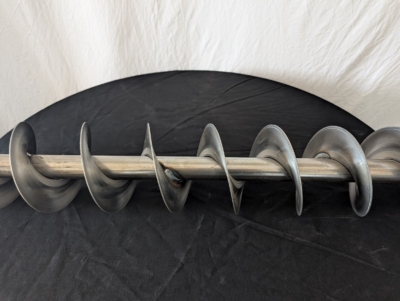 Spiral för vinkelväxel på ett svart bord framför vit duk.