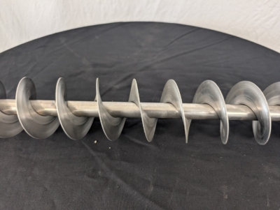 1 centimeter spiral på svart bord.