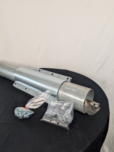 Förläning skruv på svart duk framför vit duk.