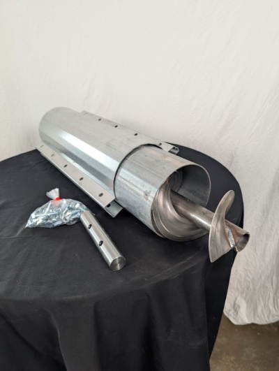 Förläning skruv på svart duk framför vit duk.