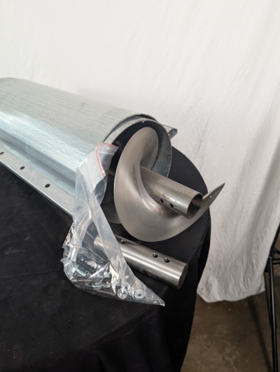 Förläning skruv på svart duk framför vit duk.