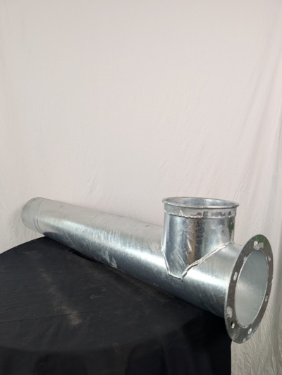 Förläning inlopp med stigning och fläns på svart duk framför vit duk.