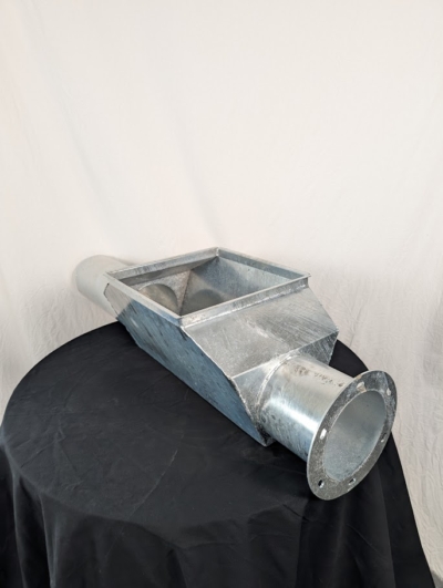 Förläning inlopp på svart duk framför vit duk.