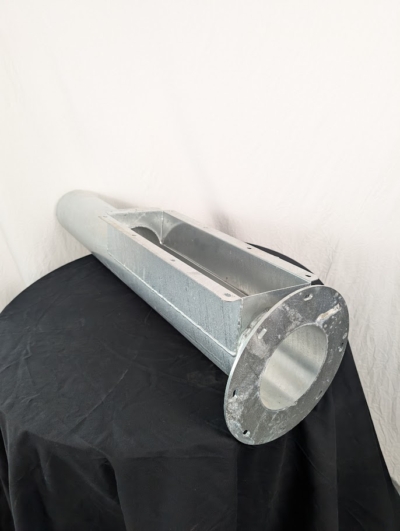 Förläning inlopp på svart duk framför vit duk.