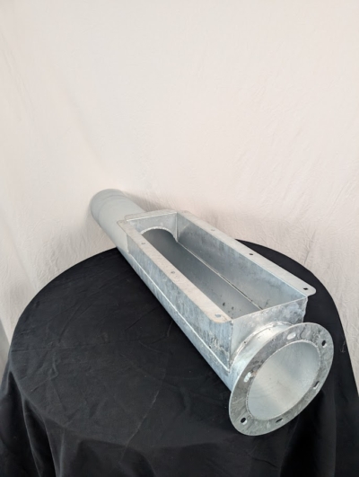 Förläning inlopp på svart duk framför vit duk.