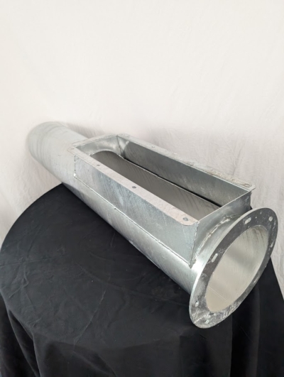 Förlängning 1 meter inlopp på svart bord framför vit duk.