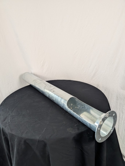 Förlängning in och utlopp på svart bord framför vit duk.