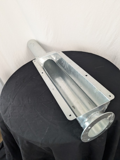 Förlängning med stort inlopp på svart bord framför vit duk.