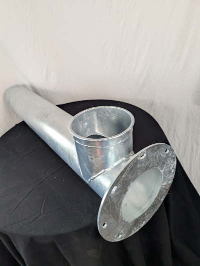 Förlängning utlopp på svart bord framför en vit duk.