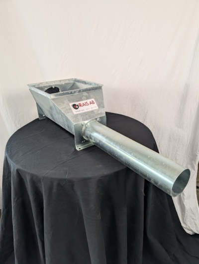 Förlängning inlopp på svart duk framför en vit duk.