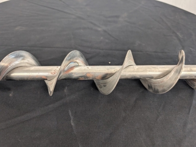 1 meter spiral på svart bord.