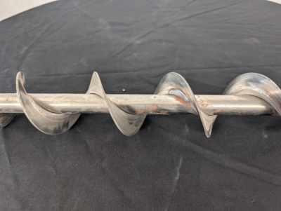 1 meter spiral på svart bord.